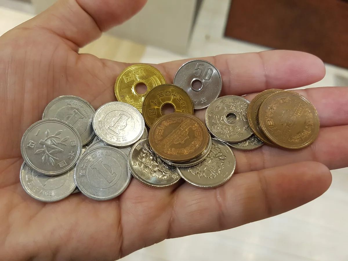 手のひらの日本の硬貨