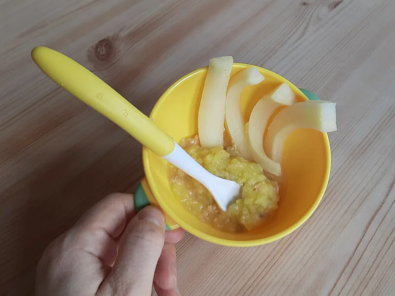 手作りの離乳食の器と黄色いスプーン