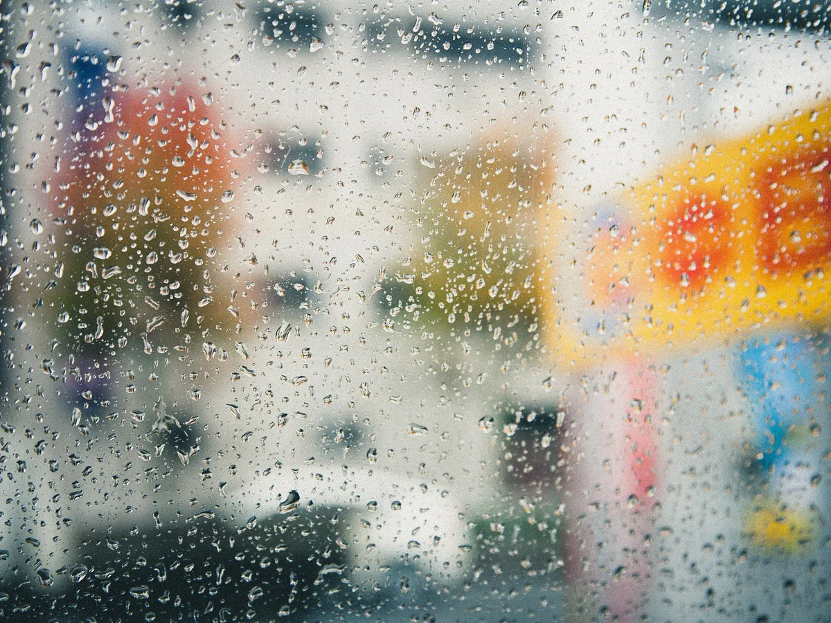 雨つぶのついた窓ガラス