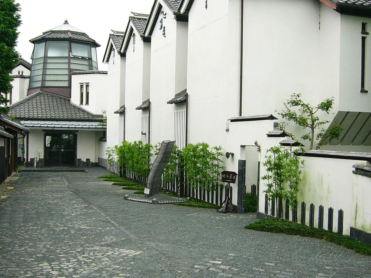 瓦屋根と白壁の建物(滋賀県近江八幡市のかわらミュージアム)