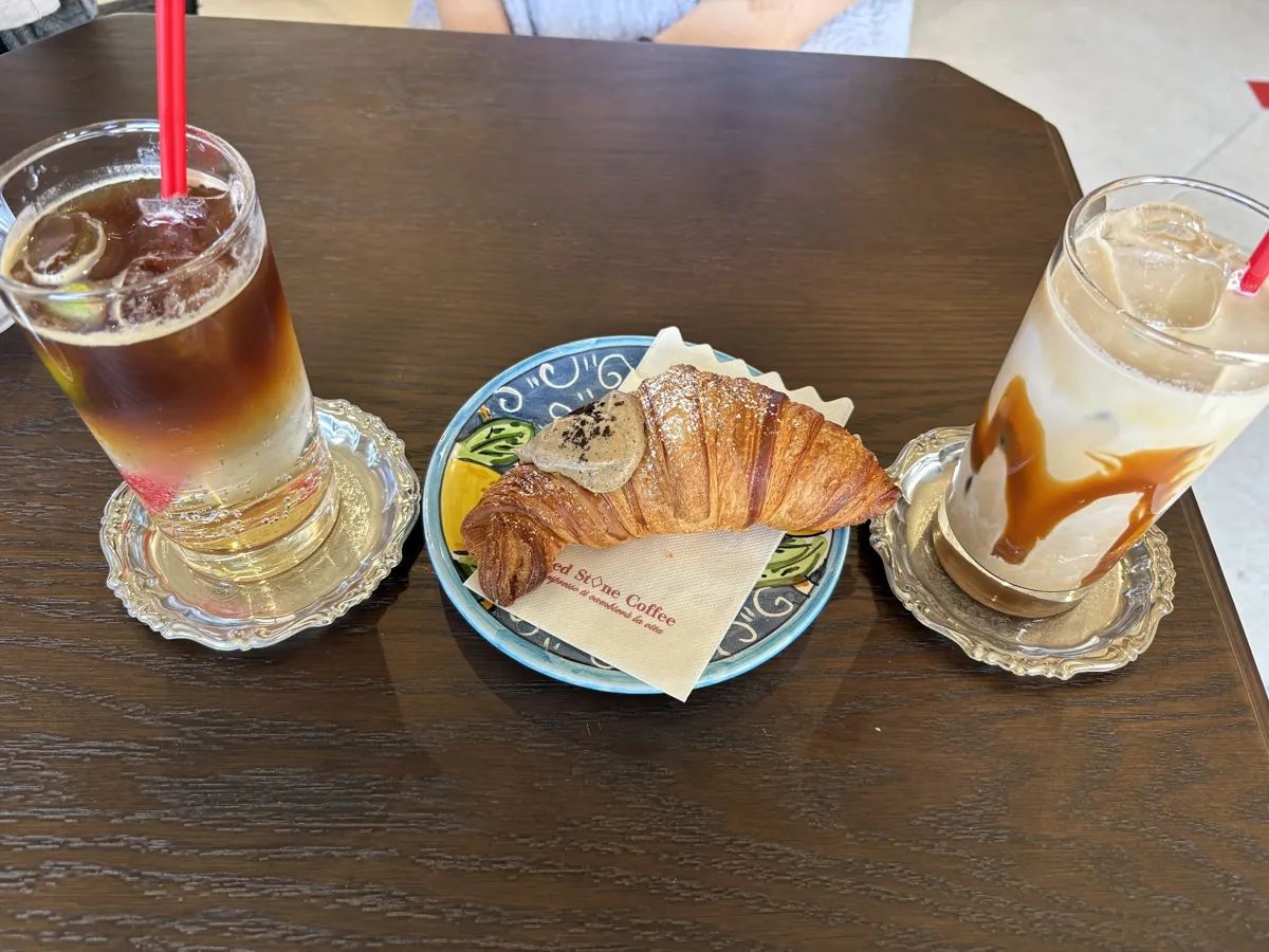 Red Stone Coffee 北野田本店のクロワッサンとアイスコーヒー